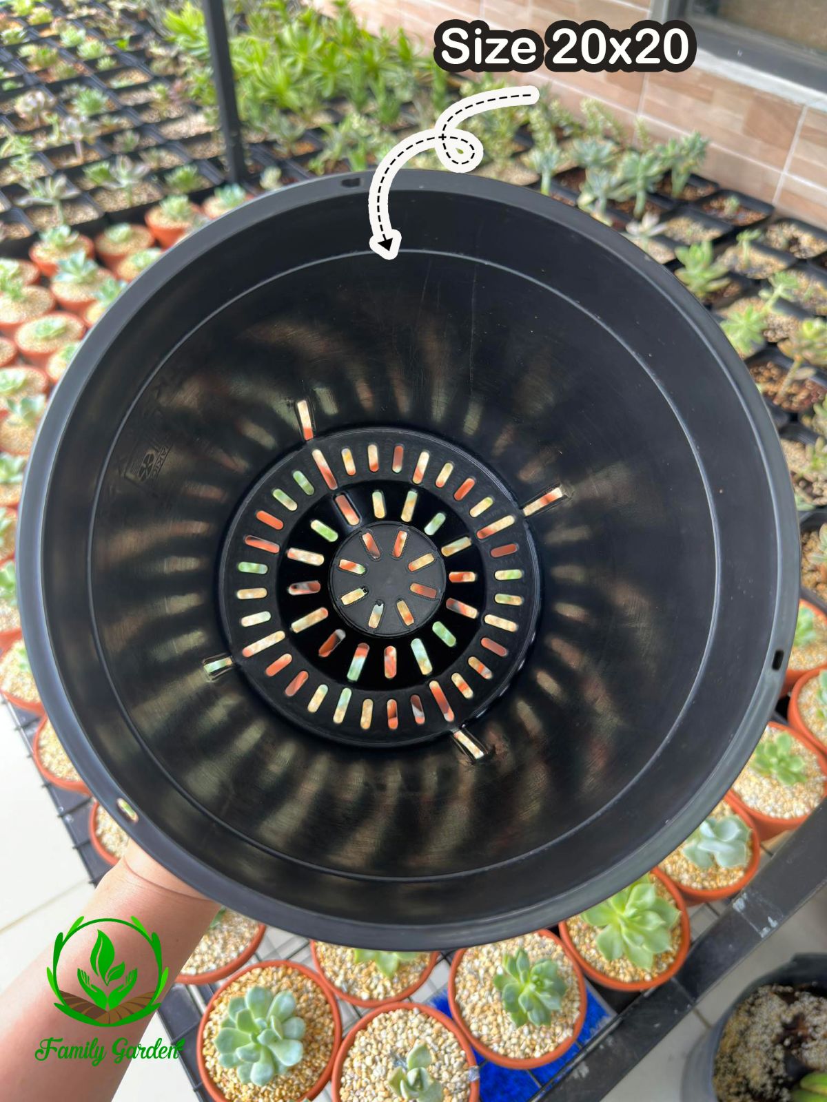 Ảnh thực tế đáy chậu chụp tại Family Garden - Chậu nhựa PP đen, tròn thương hiệu THAKICO size 20x20cm