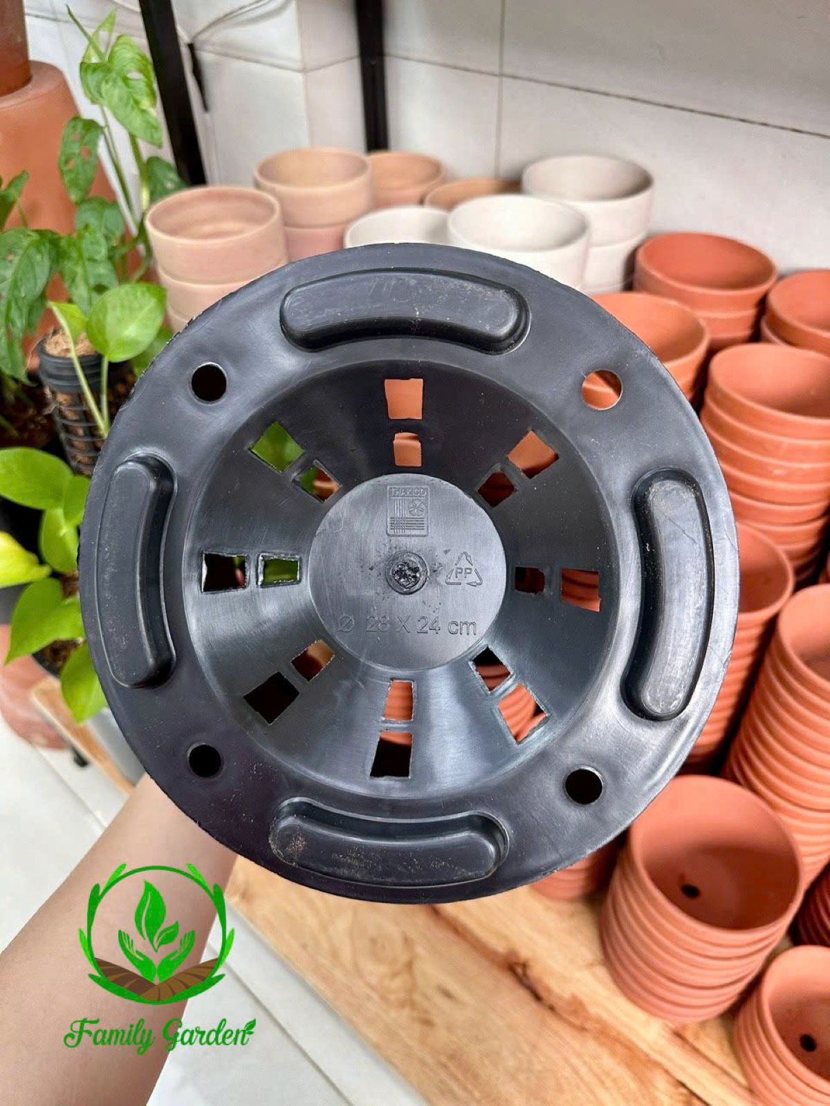 Ảnh thực tế đáy chậu chụp tại Family Garden - Chậu nhựa PP đen, tròn thương hiệu THAKICO size 28x24cm