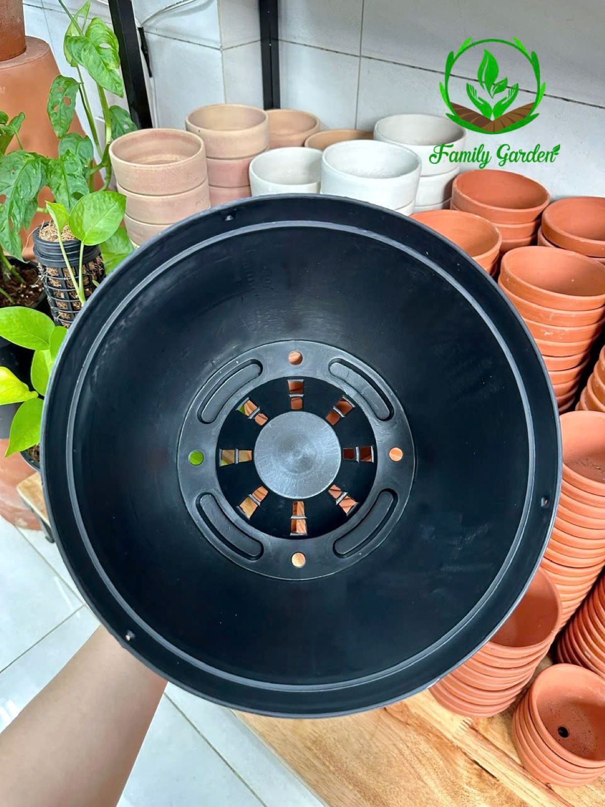 Ảnh thực tế chụp lòng chậu tại Family Garden - Chậu nhựa PP đen, tròn thương hiệu THAKICO size 28x24cm
