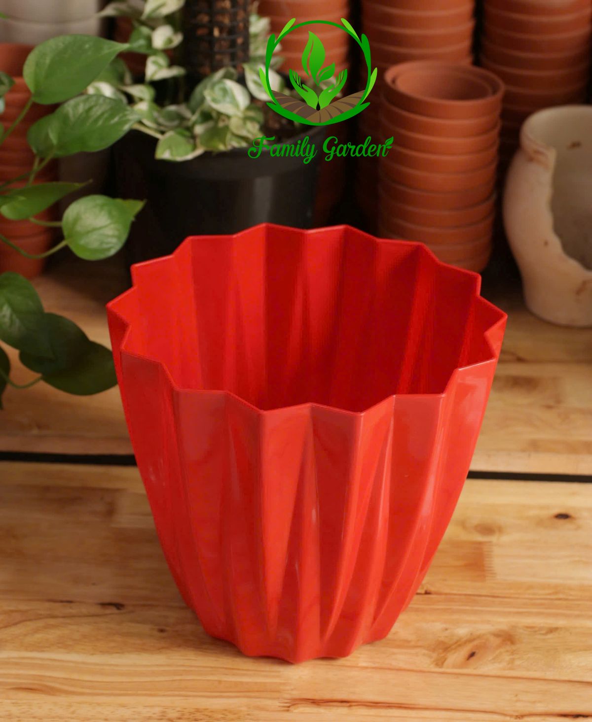 Thiết kế nhỏ gọn với gân sọc hình kim cương rất ấn tượng, thích hợp trồng những loại cây hoa, cây kiểng